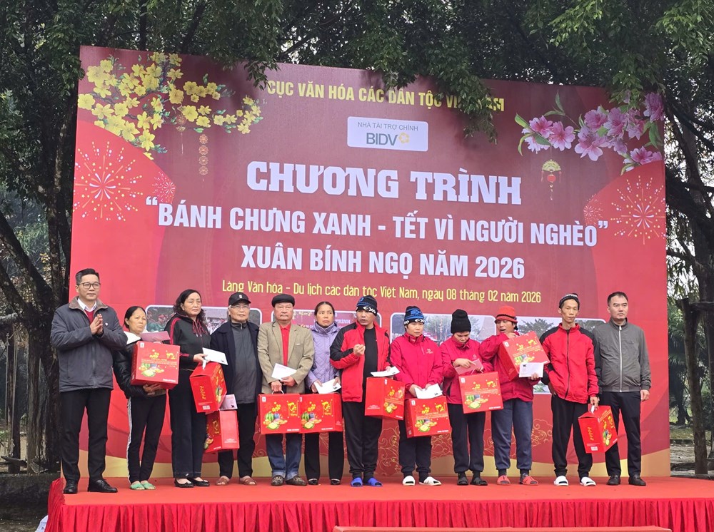 Sẻ chia yêu thương tại chương trình “Bánh chưng xanh - Tết vì người nghèo” 2026 - ảnh 3