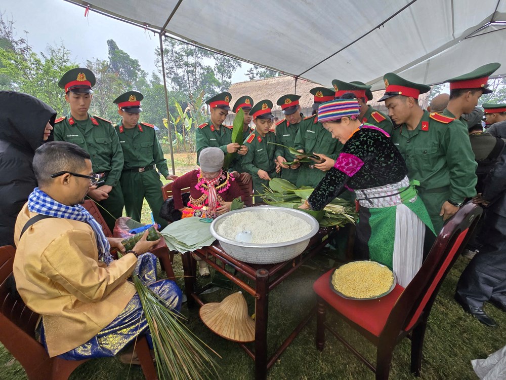 Sẻ chia yêu thương tại chương trình “Bánh chưng xanh - Tết vì người nghèo” 2026 - ảnh 5