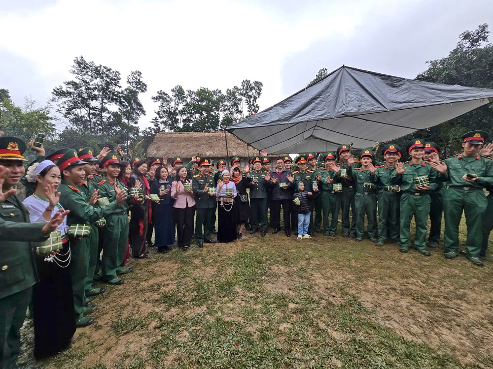 Sẻ chia yêu thương tại chương trình “Bánh chưng xanh - Tết vì người nghèo” 2026 - ảnh 10