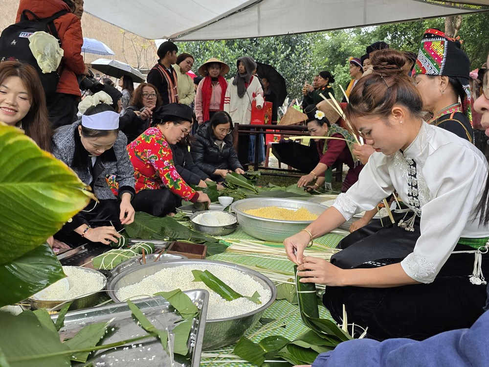 Sẻ chia yêu thương tại chương trình “Bánh chưng xanh - Tết vì người nghèo” 2026 - ảnh 7