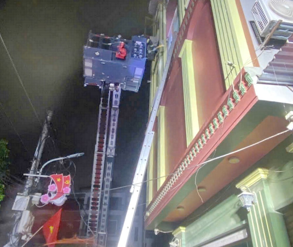 Cứu hộ thành công 15 người trong vụ cháy quán cà phê ca nhạc - ảnh 1