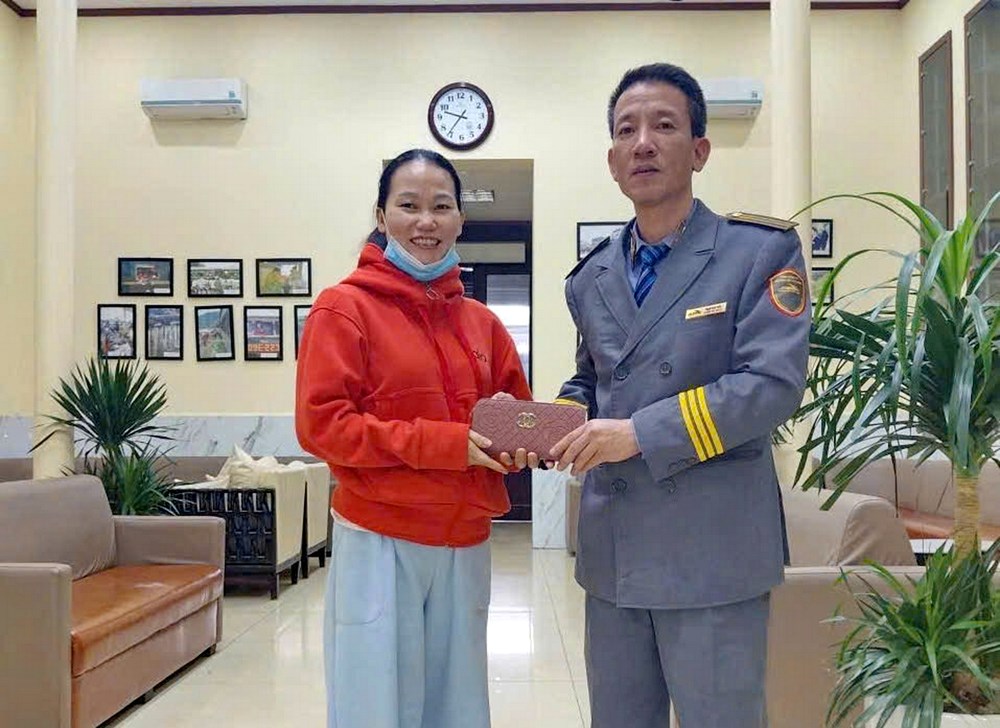 Trả lại trang sức và tiền mặt cho hành khách bỏ quên khi đi tàu - ảnh 1