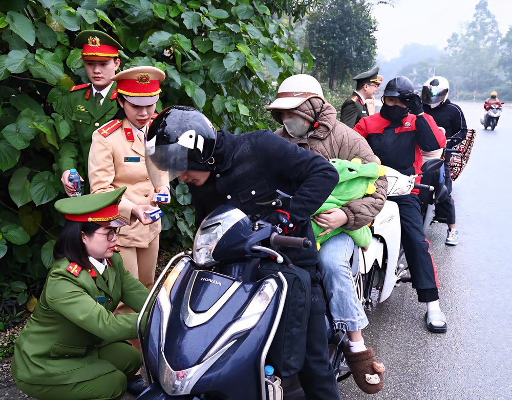 Tuyên Quang: Công an tặng áo ấm, mũ bảo hiểm, nước uống cho người dân về quê đón Tết - ảnh 4