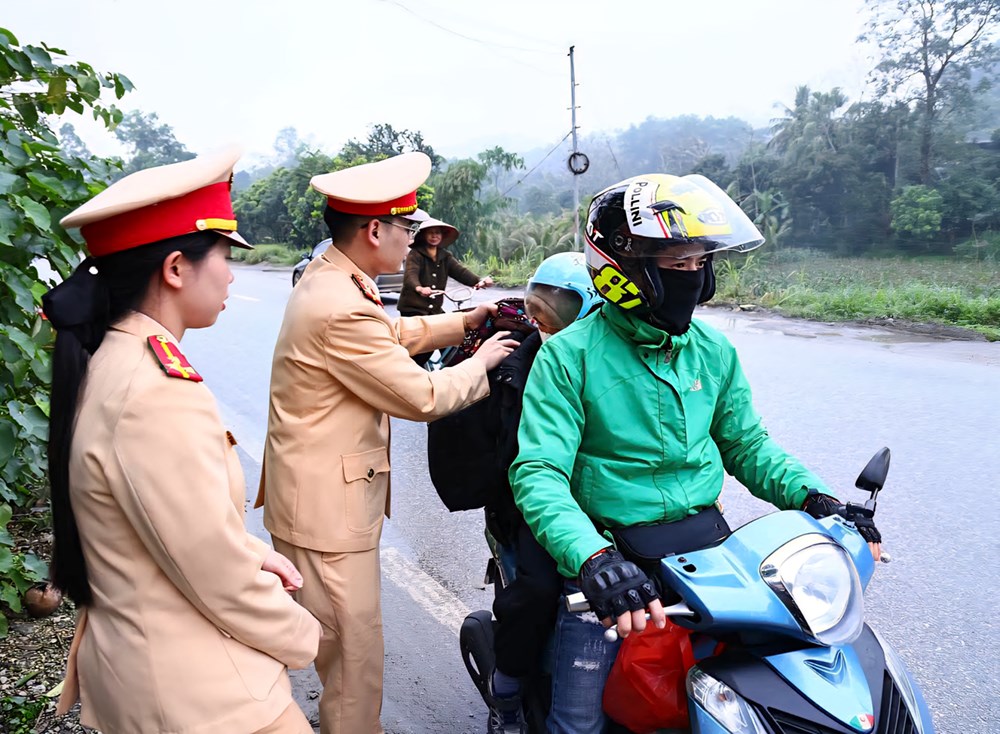 Tuyên Quang: Công an tặng áo ấm, mũ bảo hiểm, nước uống cho người dân về quê đón Tết - ảnh 2