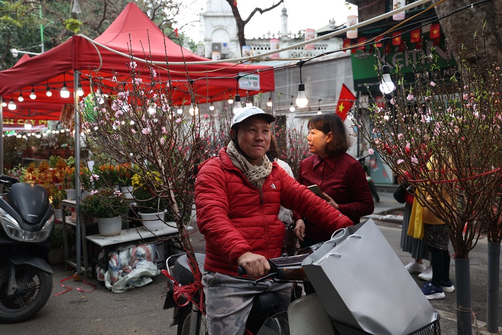 “Sống chậm” ở chợ hoa Hàng Lược  - ảnh 10