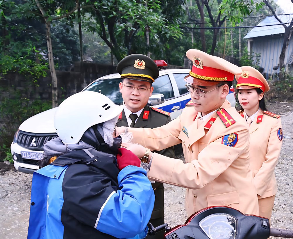 Tuyên Quang: Công an tặng áo ấm, mũ bảo hiểm, nước uống cho người dân về quê đón Tết - ảnh 3
