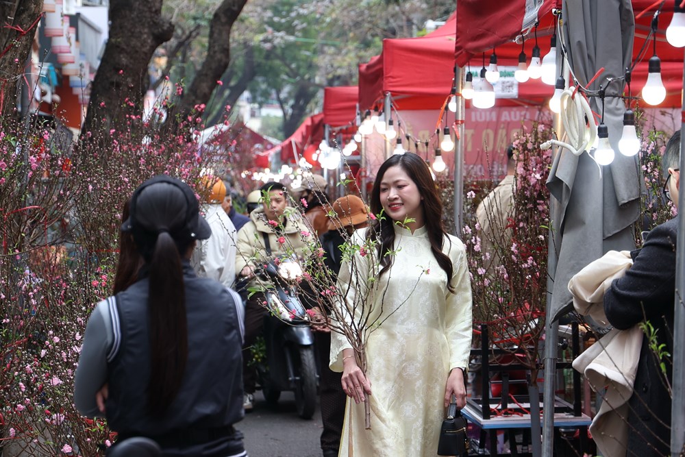 “Sống chậm” ở chợ hoa Hàng Lược  - ảnh 6