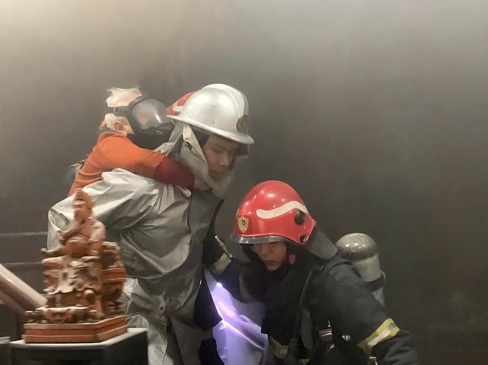 Cứu 2 người trong vụ cháy nhà tại Tây Hồ - ảnh 1