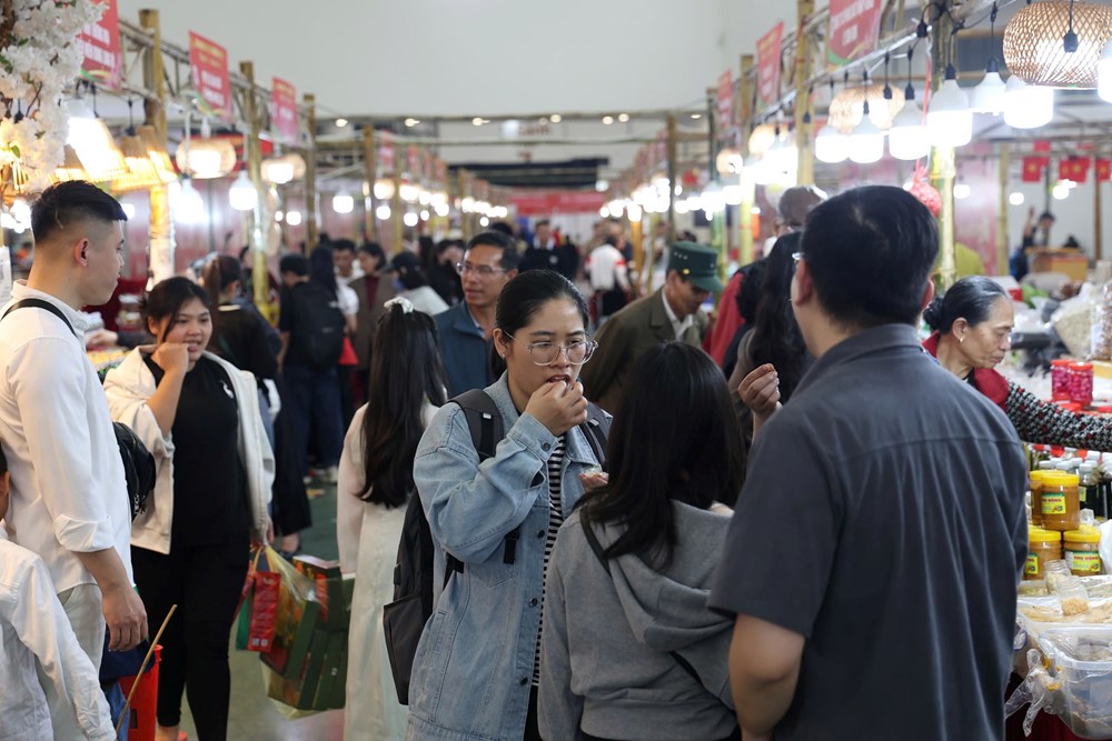 Ào ạt “chốt đơn” trong ngày bế mạc Hội chợ Mùa Xuân 2026 - ảnh 1