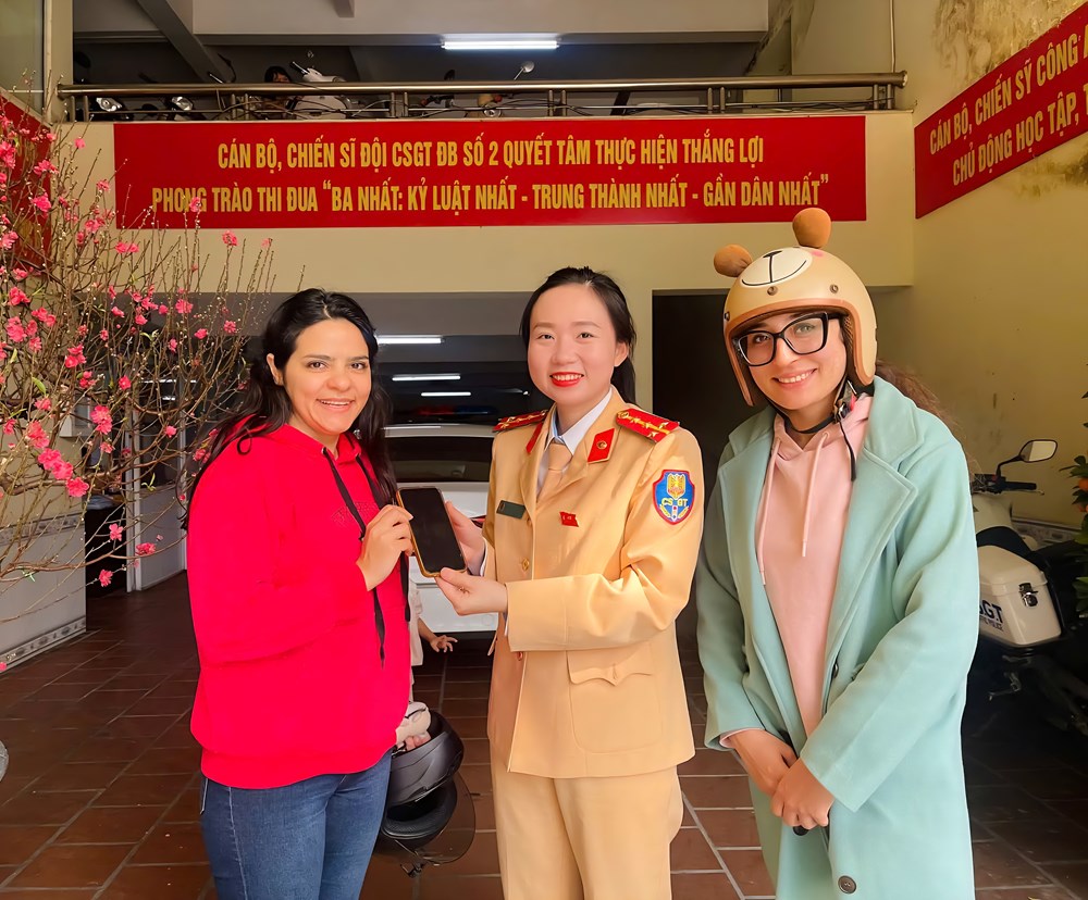 Nữ CSGT giúp du khách nước ngoài tìm lại tài sản thất lạc - ảnh 1