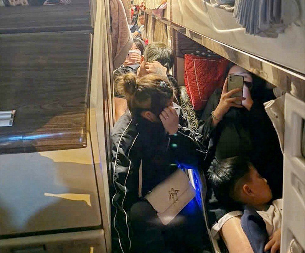 Xử lý nhiều xe khách nhồi nhét khách qua phản ánh tới Zalo Cục CSGT - ảnh 1