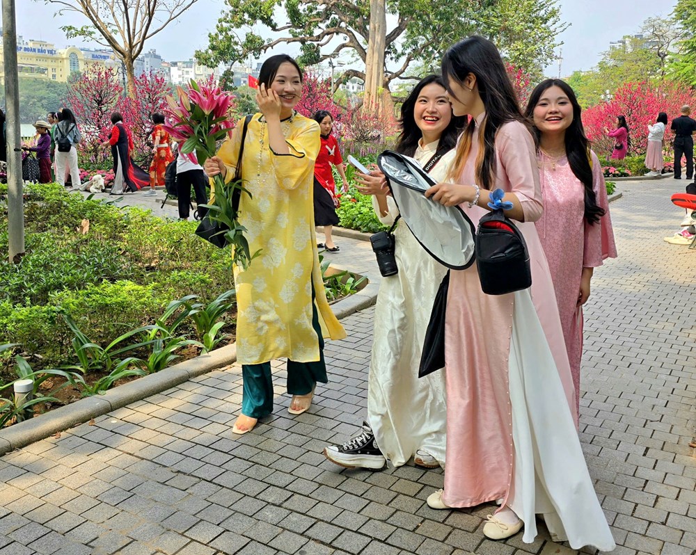  Thảnh thơi dạo phố Hà Nội ngày giáp Tết - ảnh 14