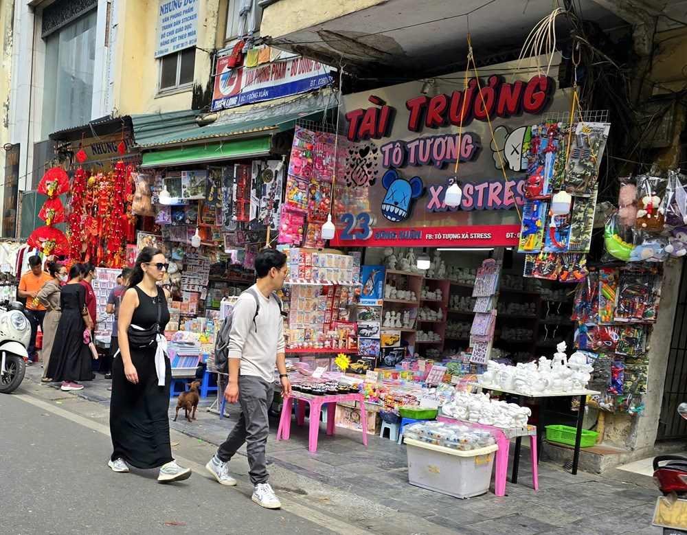  Thảnh thơi dạo phố Hà Nội ngày giáp Tết - ảnh 11