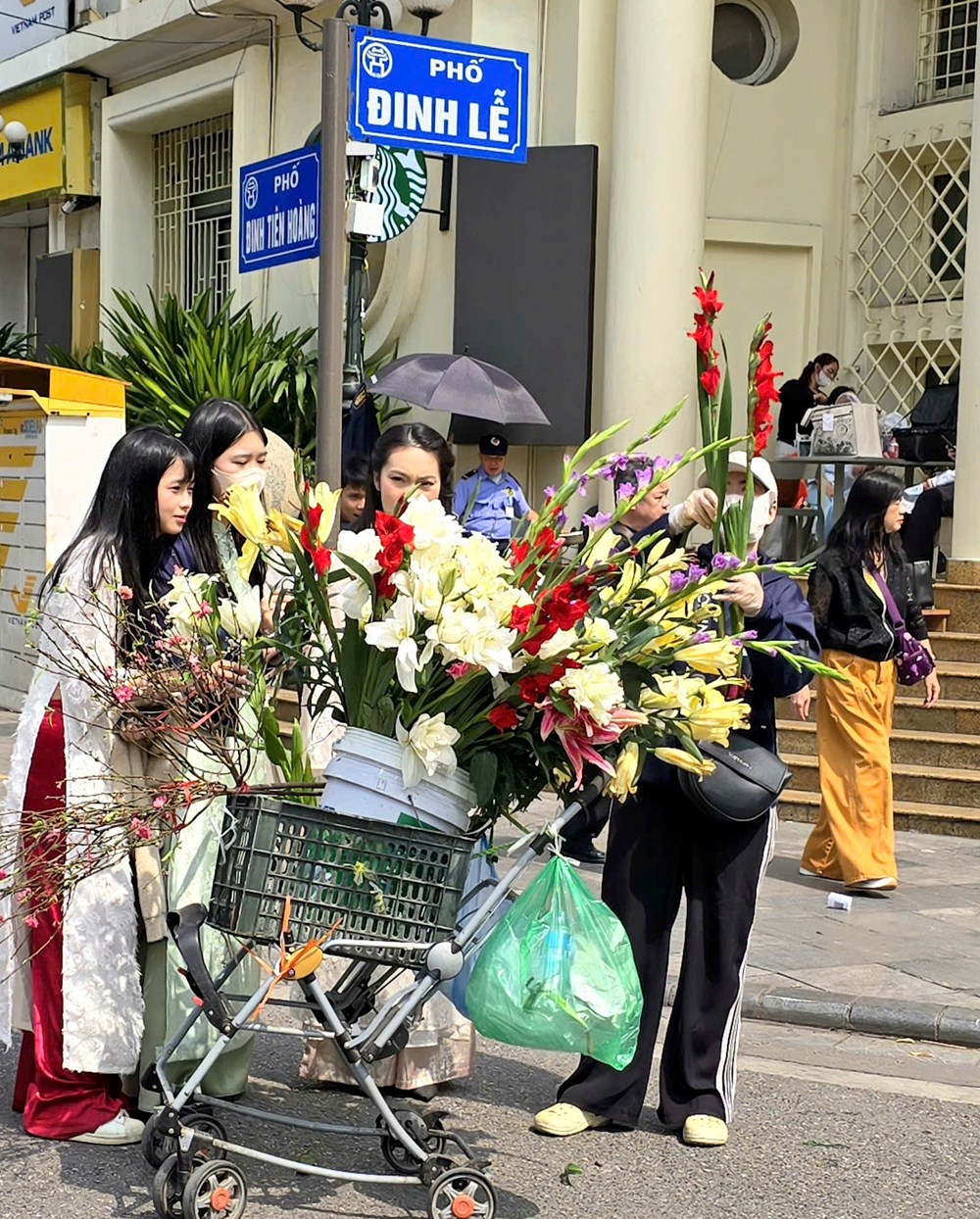  Thảnh thơi dạo phố Hà Nội ngày giáp Tết - ảnh 15