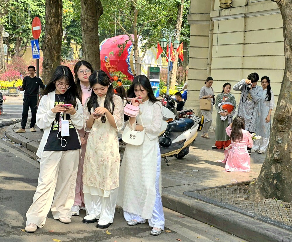  Thảnh thơi dạo phố Hà Nội ngày giáp Tết - ảnh 16