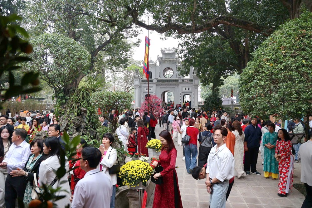 Thong dong tìm “lộc” bình an ngày mùng 1 Tết - ảnh 3