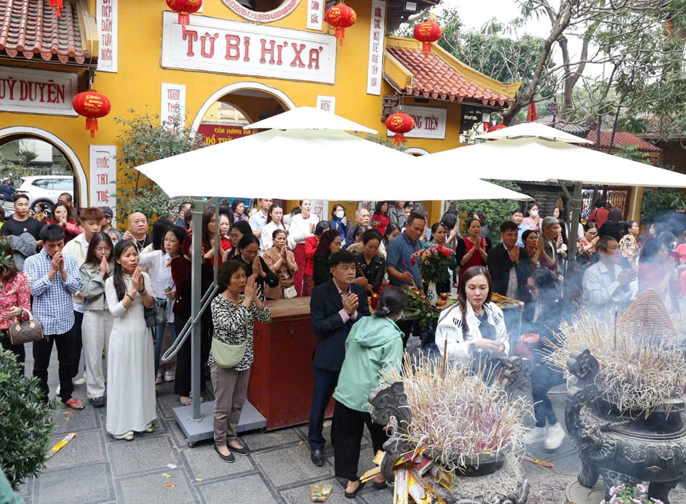 Thong dong tìm “lộc” bình an ngày mùng 1 Tết - ảnh 6