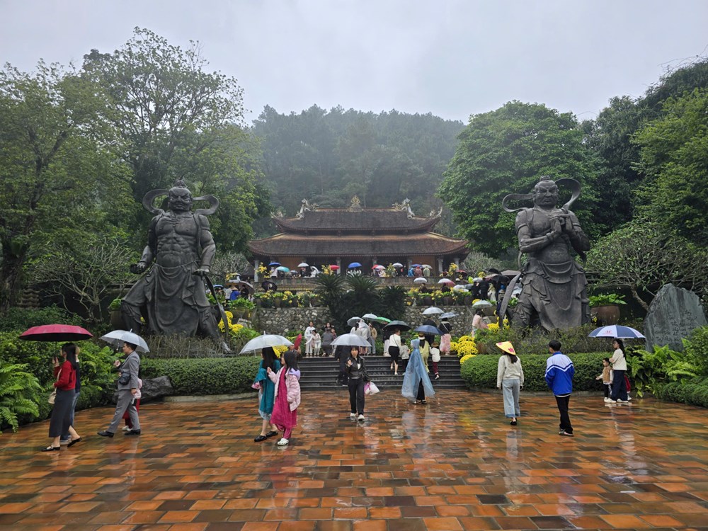 Khách thập phương đội mưa xuân vãn cảnh chùa Địa Tạng Phi Lai  - ảnh 1