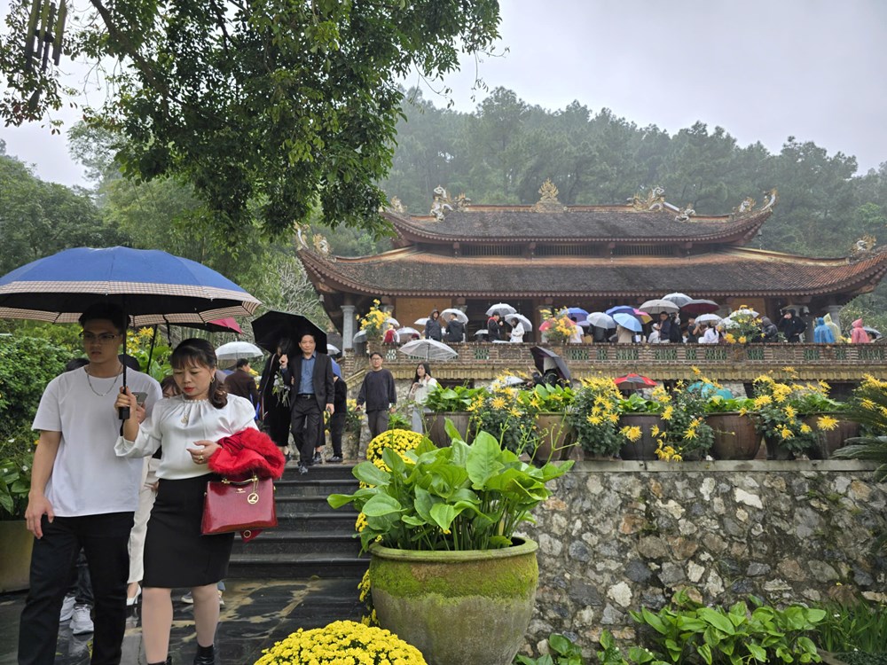 Khách thập phương đội mưa xuân vãn cảnh chùa Địa Tạng Phi Lai  - ảnh 4