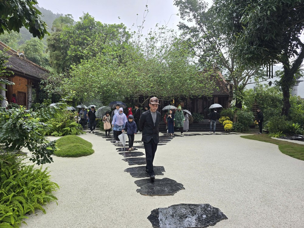 Khách thập phương đội mưa xuân vãn cảnh chùa Địa Tạng Phi Lai  - ảnh 15