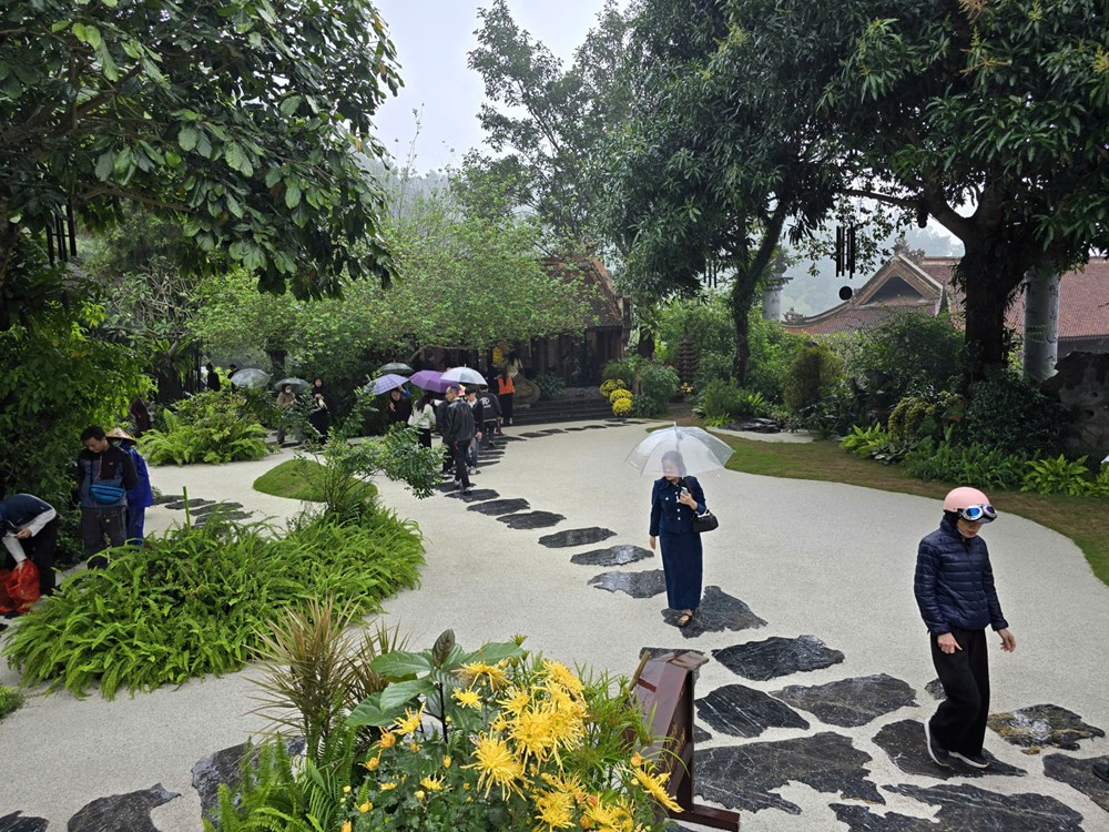 Khách thập phương đội mưa xuân vãn cảnh chùa Địa Tạng Phi Lai  - ảnh 11