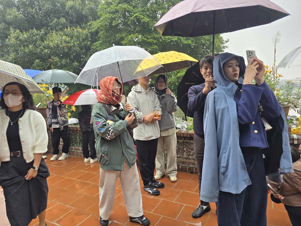 Khách thập phương đội mưa xuân vãn cảnh chùa Địa Tạng Phi Lai  - ảnh 9