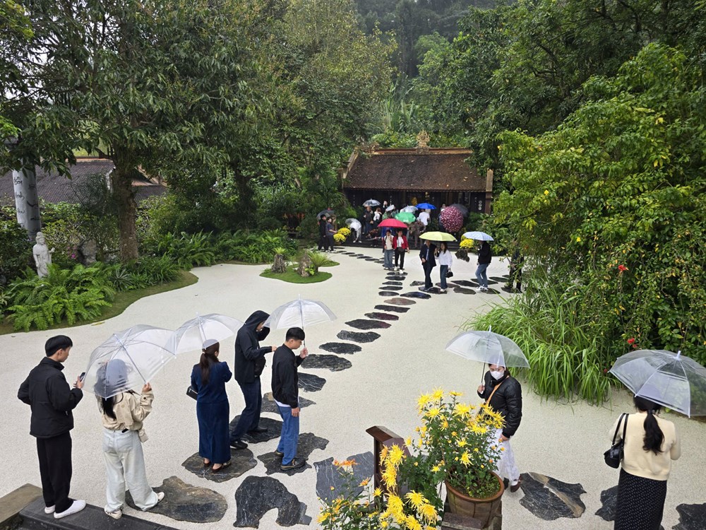Khách thập phương đội mưa xuân vãn cảnh chùa Địa Tạng Phi Lai  - ảnh 13