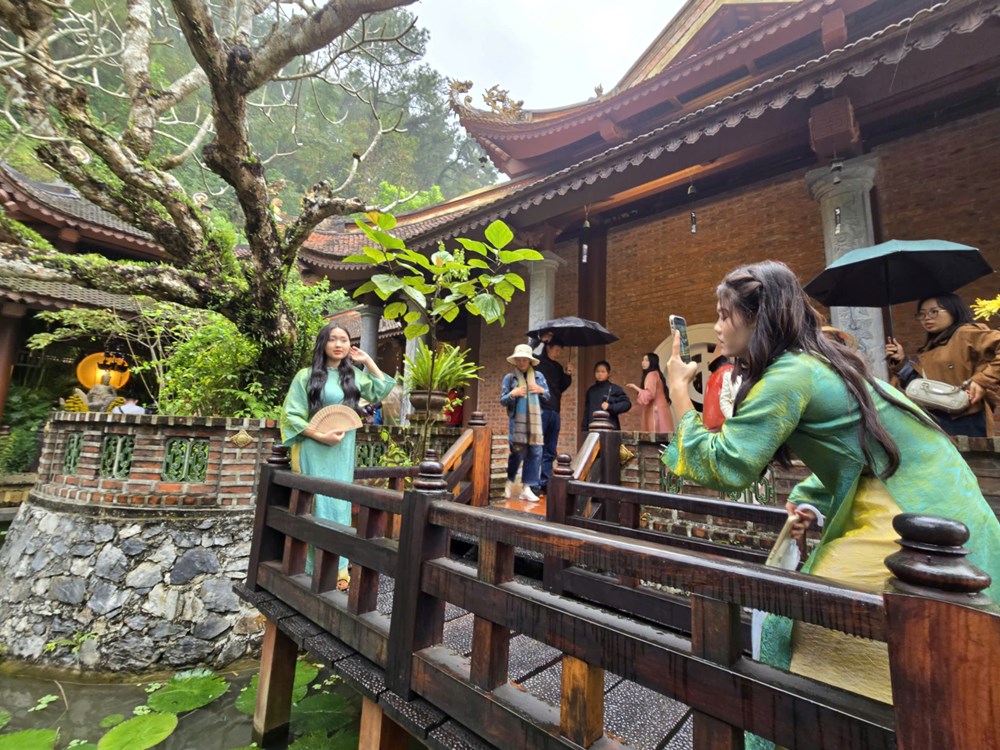 Khách thập phương đội mưa xuân vãn cảnh chùa Địa Tạng Phi Lai  - ảnh 17