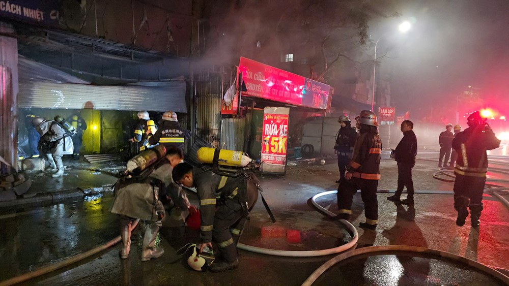 Hà Nội: Cháy cửa hàng sửa xe máy trong đêm mùng 2 Tết - ảnh 1