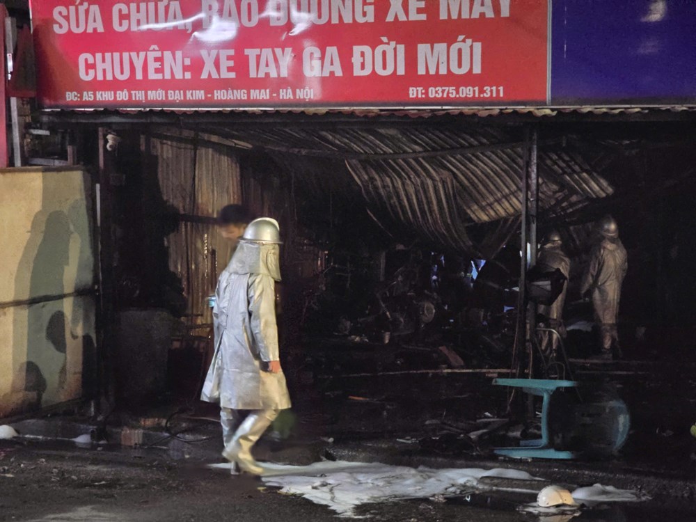 Hà Nội: Cháy cửa hàng sửa xe máy trong đêm mùng 2 Tết - ảnh 3