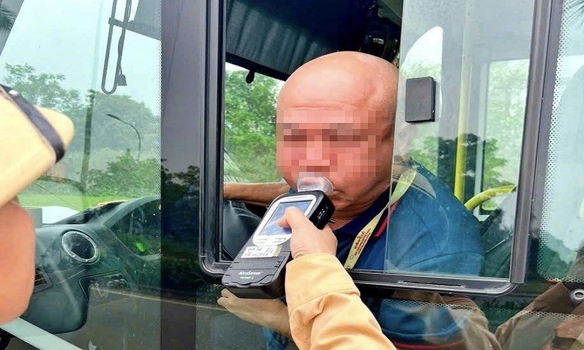 Nhiều tài xế taxi, xe khách vi phạm nồng độ cồn - ảnh 1