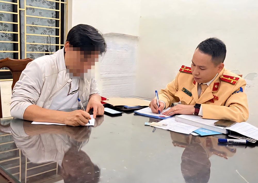 Xử phạt tài xế cho trẻ em ngồi cùng hàng ghế lái - ảnh 1