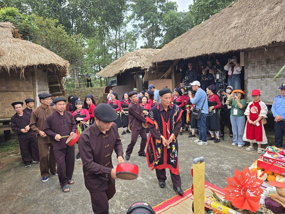 Rộn ràng lễ hội Xuống đồng của đồng bào Cao Lan  - ảnh 19