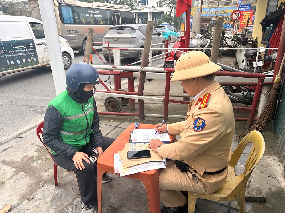 CSGT đồng loạt ra quân xử lý vi phạm tại đường ngang đường sắt - ảnh 1