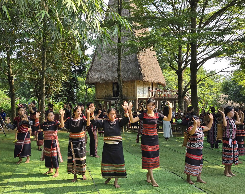Tháng 3 về Làng vui hội “mùa Xuân và tuổi trẻ“ - ảnh 3