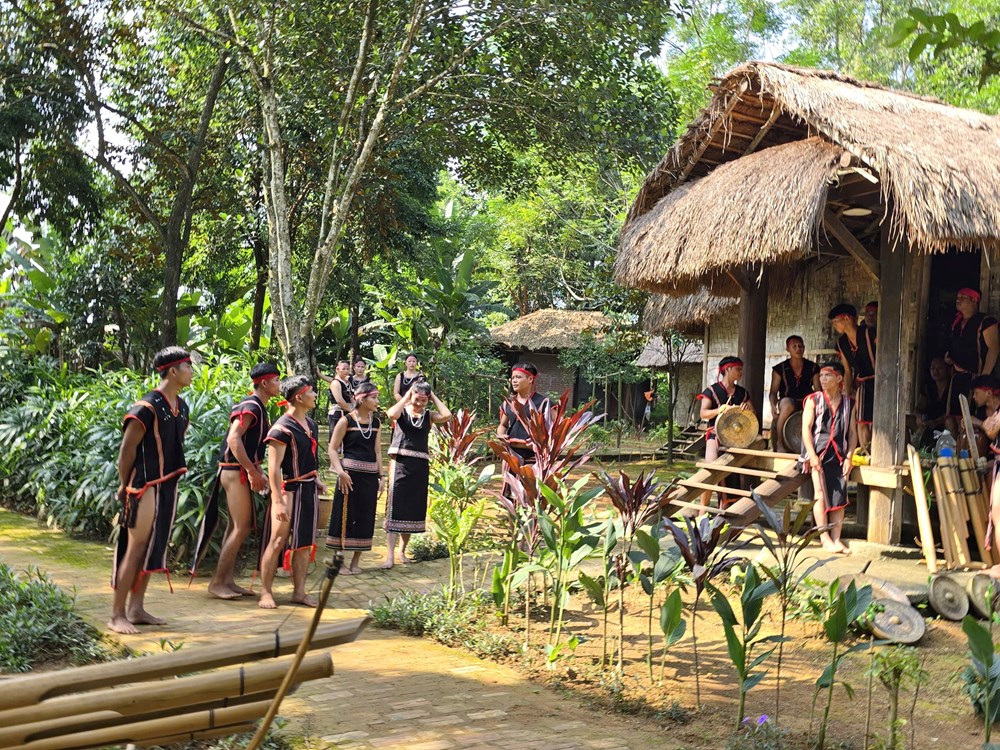 Tháng 3 về Làng vui hội “mùa Xuân và tuổi trẻ“ - ảnh 1