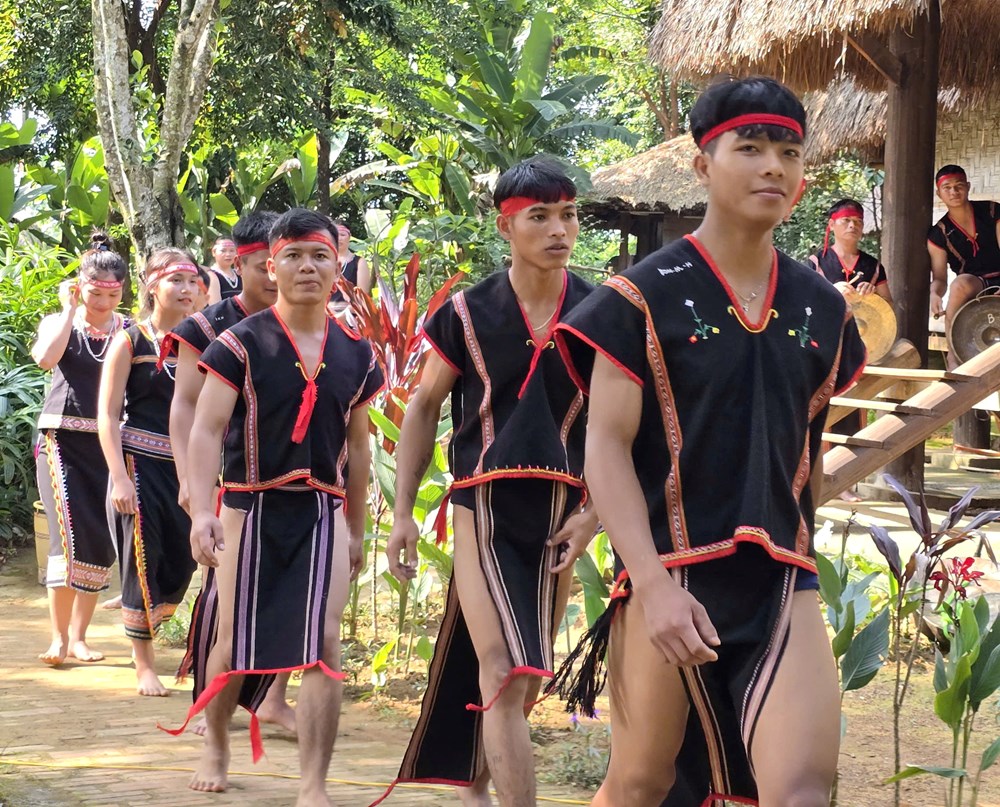 Cần có cơ chế đặc thù để bảo tồn và phát huy văn hóa dân tộc thiểu số đi vào thực chất  - ảnh 15