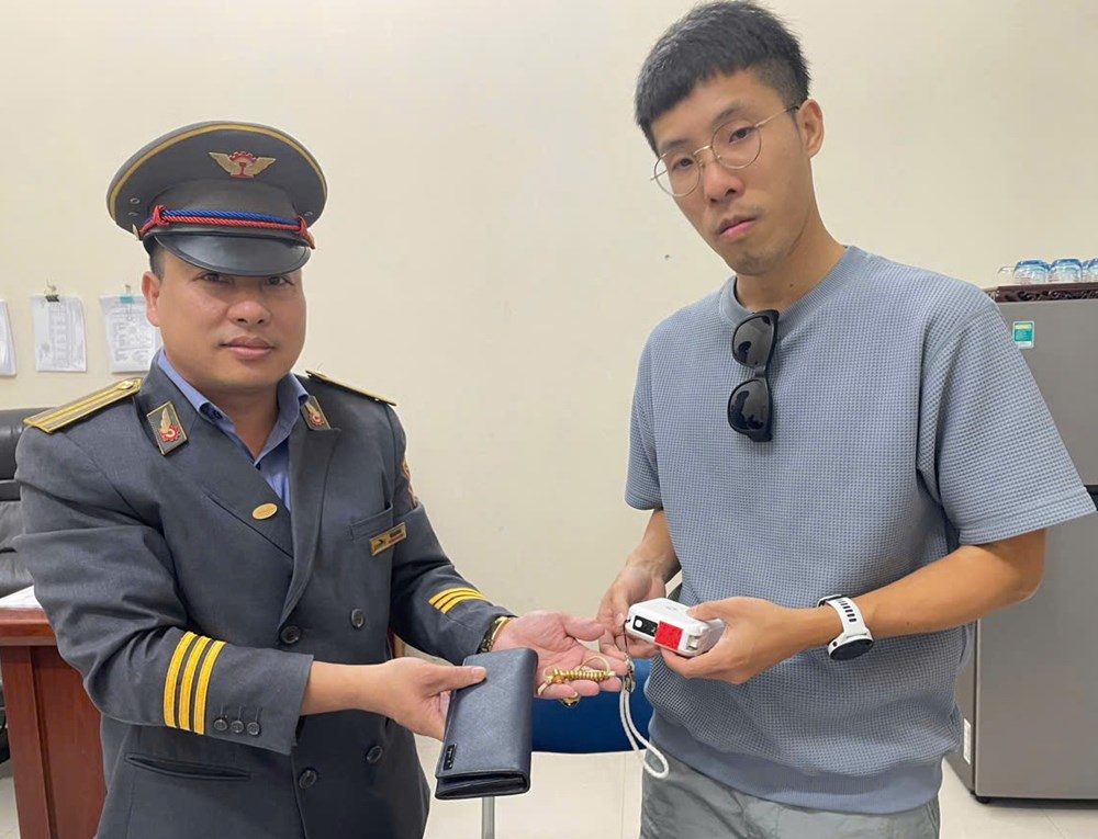 Trả lại tài sản trị giá hơn 35 triệu đồng cho khách nước ngoài bỏ quên trên tàu - ảnh 1
