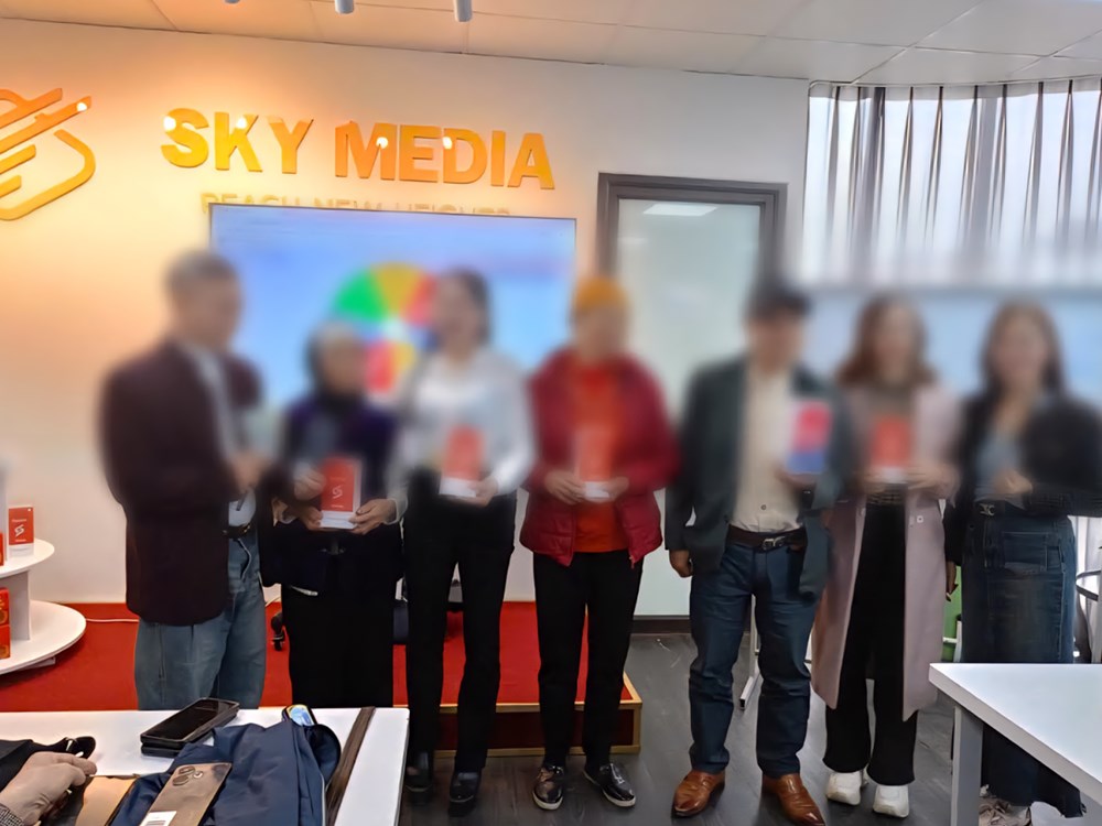 Bắt giữ nhóm lừa đảo lôi kéo người dân mua điện thoại giá cao - ảnh 1