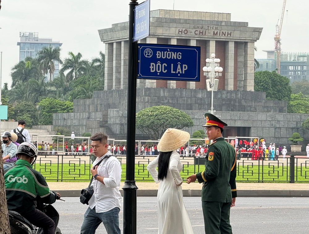 Giới trẻ rộn ràng chụp ảnh kỷ niệm tại Lăng Bác - ảnh 8