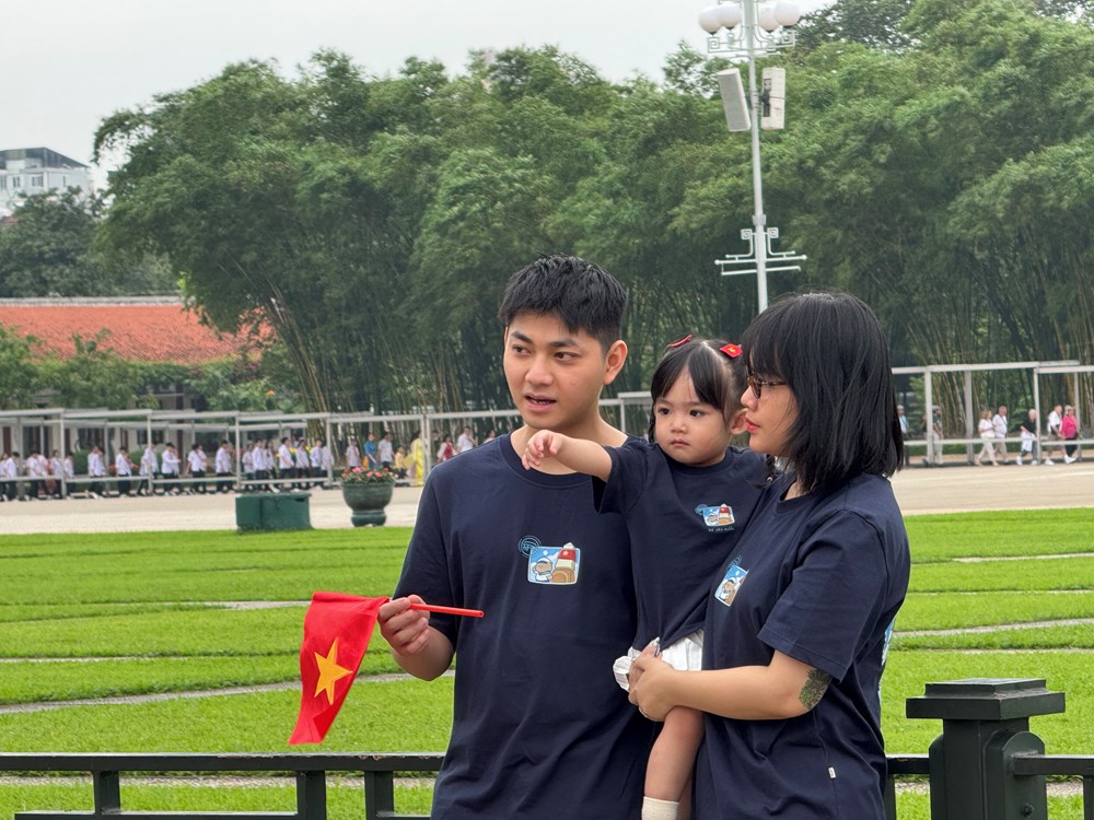 Giới trẻ rộn ràng chụp ảnh kỷ niệm tại Lăng Bác - ảnh 6