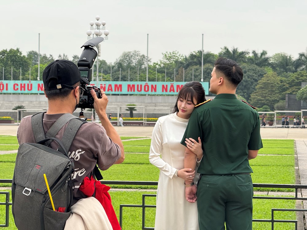 Giới trẻ rộn ràng chụp ảnh kỷ niệm tại Lăng Bác - ảnh 2