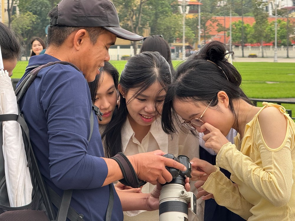 Giới trẻ rộn ràng chụp ảnh kỷ niệm tại Lăng Bác - ảnh 9