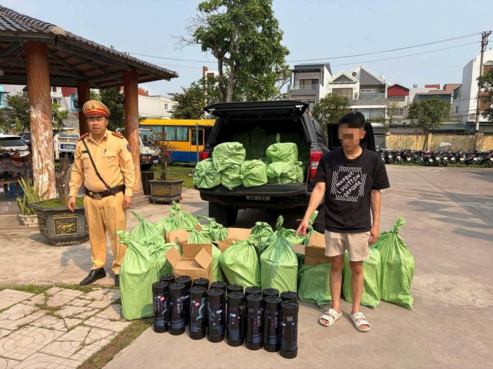 Phát hiện xe bán tải chở 240 bình khí cười - ảnh 1