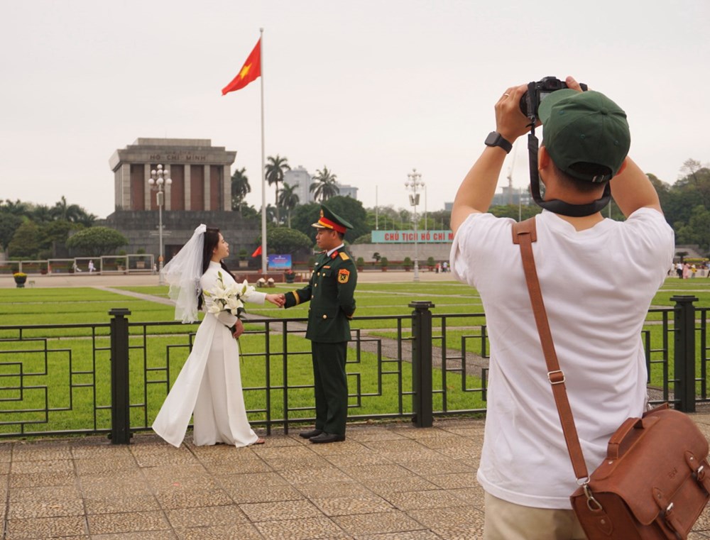 Giới trẻ rộn ràng chụp ảnh kỷ niệm tại Lăng Bác - ảnh 1