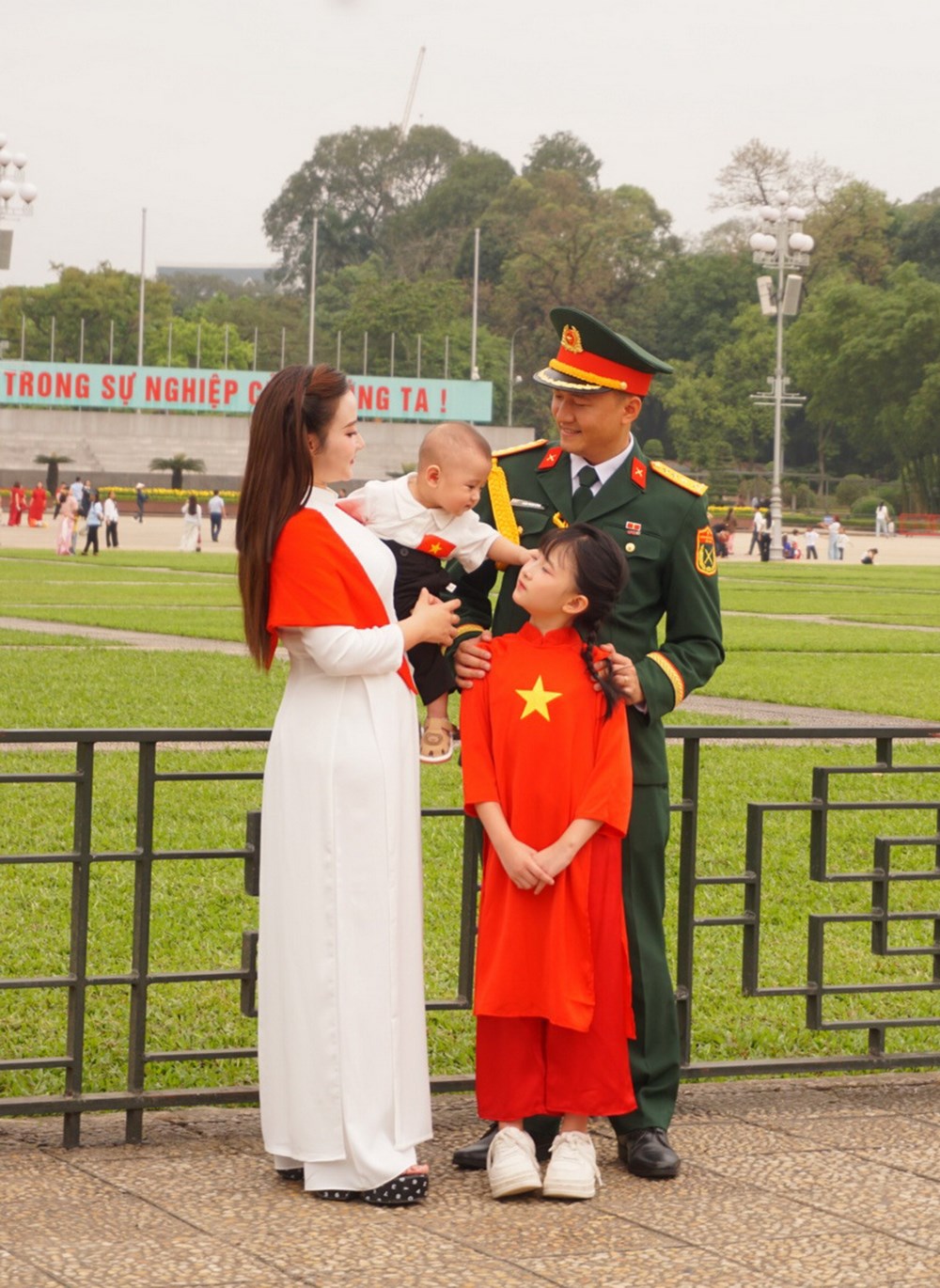 Giới trẻ rộn ràng chụp ảnh kỷ niệm tại Lăng Bác - ảnh 5