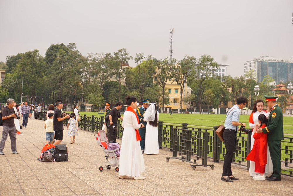 Giới trẻ rộn ràng chụp ảnh kỷ niệm tại Lăng Bác - ảnh 7