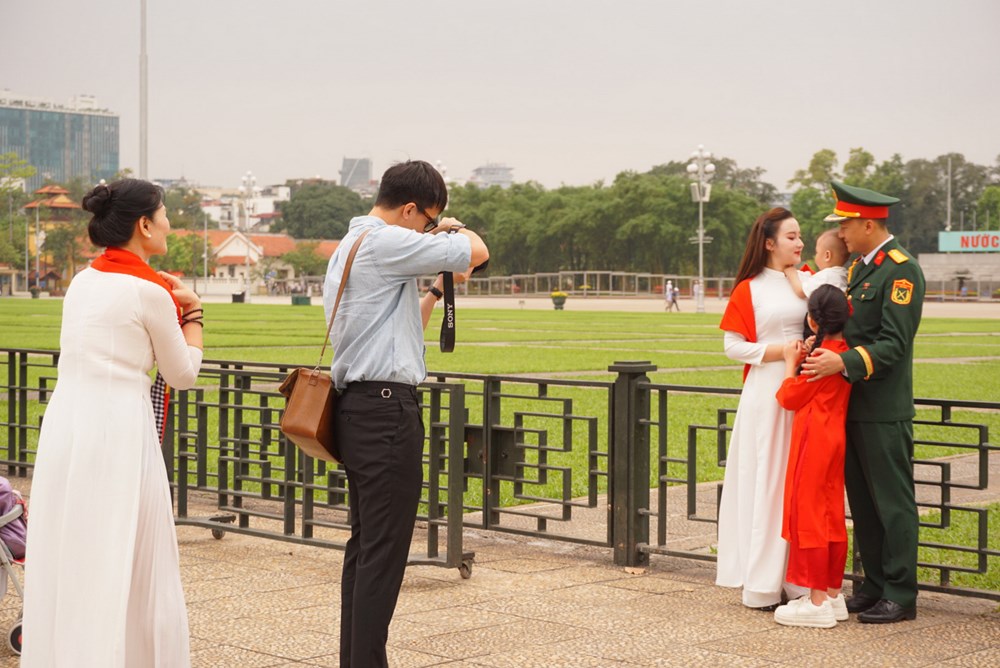 Giới trẻ rộn ràng chụp ảnh kỷ niệm tại Lăng Bác - ảnh 4