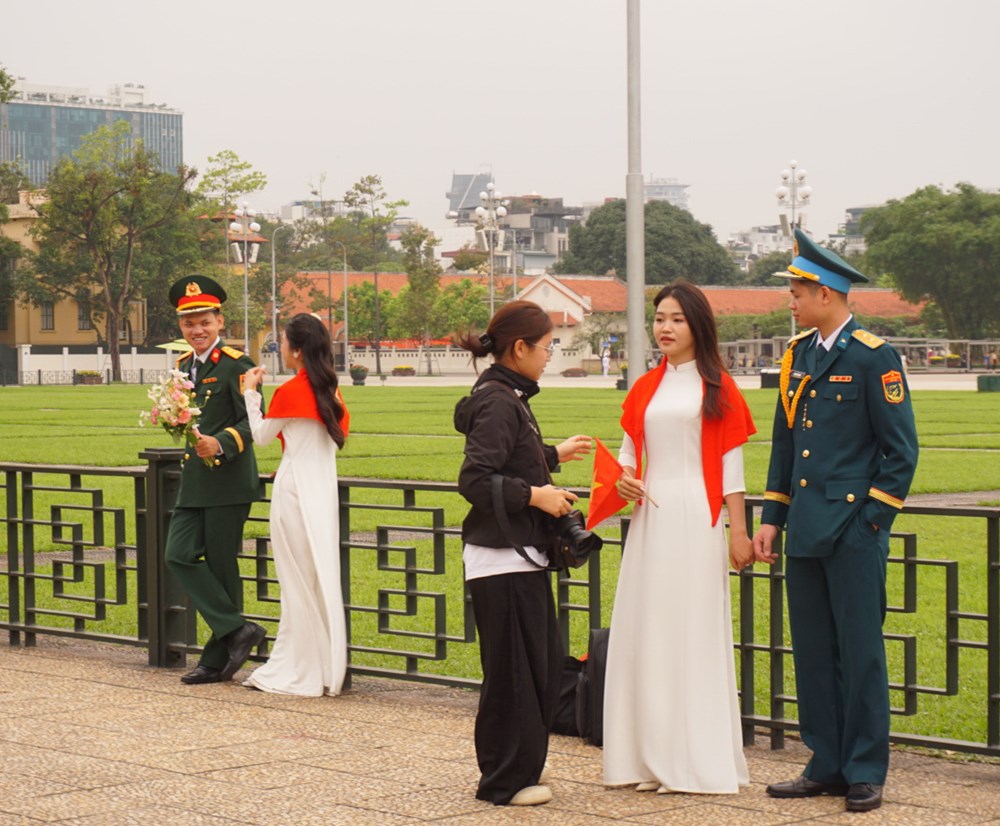 Giới trẻ rộn ràng chụp ảnh kỷ niệm tại Lăng Bác - ảnh 3