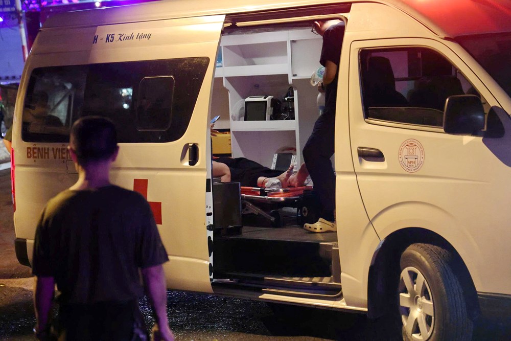 Cứu 5 người mắc kẹt trong vụ cháy đêm qua tại Hà Nội  - ảnh 5